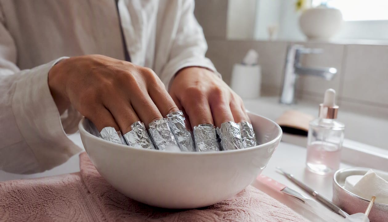 Veilig BIAB-nagels verwijderen door te weken in aceton